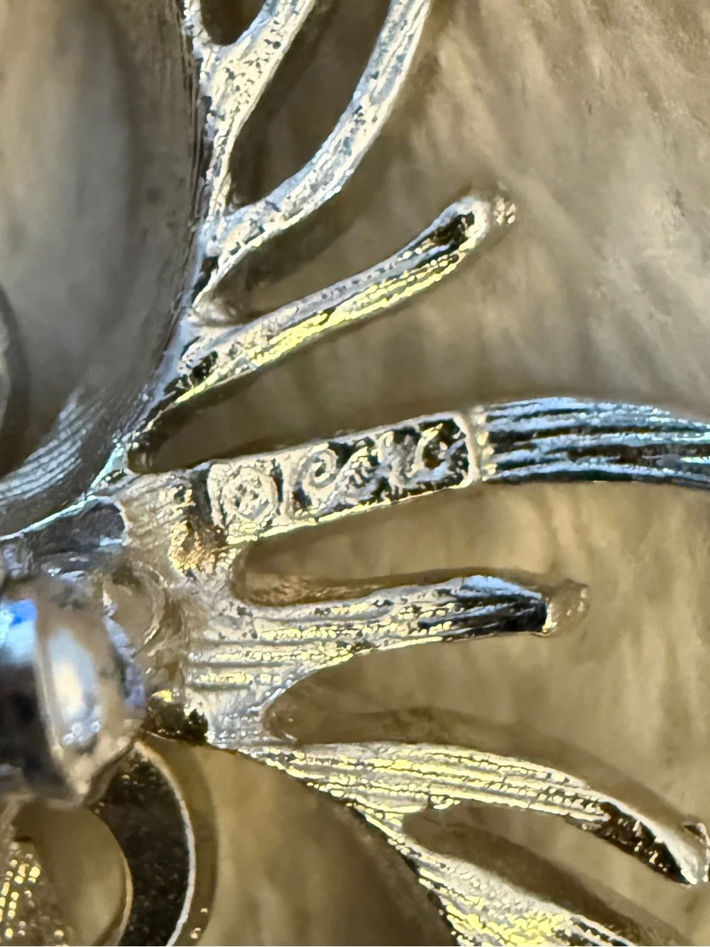 Vintage silver -Tone Feather Brooch Pin Elegant Design Costume jewelry